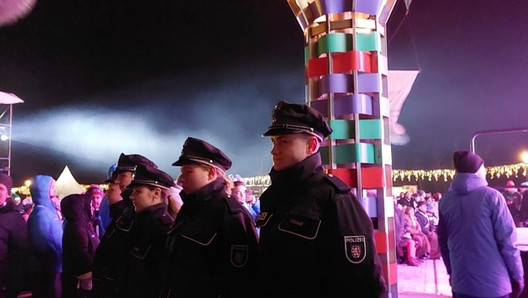 vier Polizisten stehen vor Special Olympics Flamme 