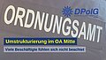 Die Umstrukturierung im Ordnungsamt Mitte seit Januar 2026 sorgt für Verunsicherung, Kritik am Personalrat und Zweifel an Transparenz und Mitbestimmung. Neuer Dienstplan, Umzüge und Losverfahren greifen tief in Arbeitsbedingungen und Familienleben der Beschäftigten ein. Der Beitrag beleuchtet zentrale Fragen und die Rolle der Interessenvertretung im Bezirksamt Mitte Berlin.