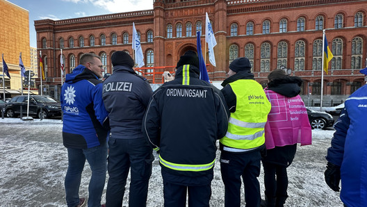 Wir kämpfen für bessere Arbeitsbedingungen auch im Ordnungsamt. Hier vorm Roten Rathaus zur ERK 2023
