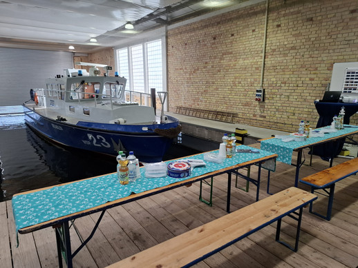 Im Bootshaus der WSP Ost am Baumschulenweg - Begrüßungstisch für die Ü55er der DPolG Berlin