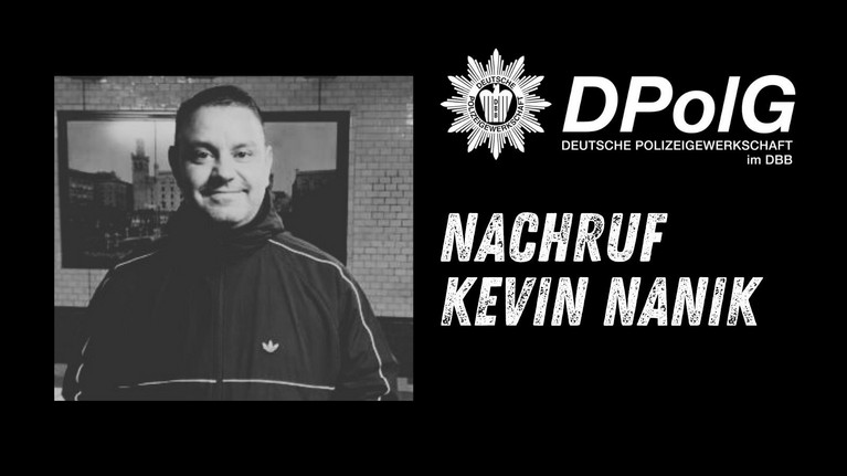 Schwarz-weiß Porträt von Kevin Nanik auf schwarzem Hintergrund mit der Beschriftung: „Nachruf Kevin Nanik“.