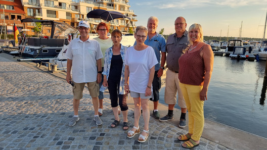 Gruppenfoto der DPolG Senioren nach der Vorstellung im Sonnenuntergang