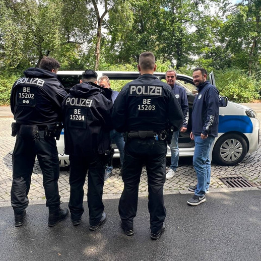 Einsatzkräfte, Betreuung durch die DPolG Berlin. Unser Team versorgt Kolleginnen und Kollegen der Polizei Berlin während der Fußballeuropameisterschaft im Juni 2024.