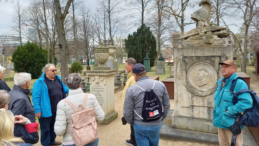 Stop auf dem Invalidenfriedhof zwischen Grabsteinen