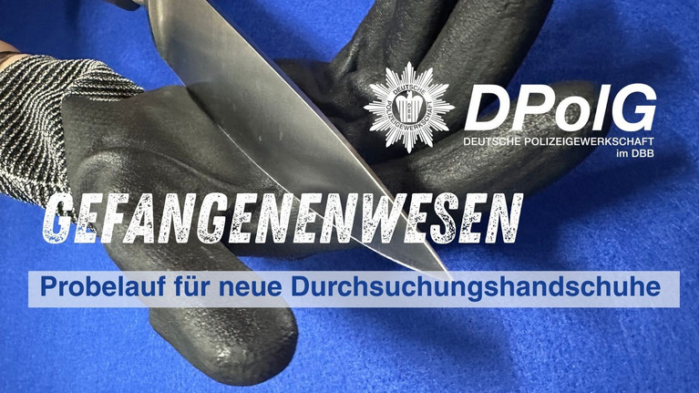 Ein schnittfester Durchsuchungshandschuh der Polizei Berlin wird mit einem Messer getestet – das Material hält stand. 
