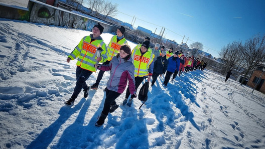 Polizeifackellauf durch Schnee