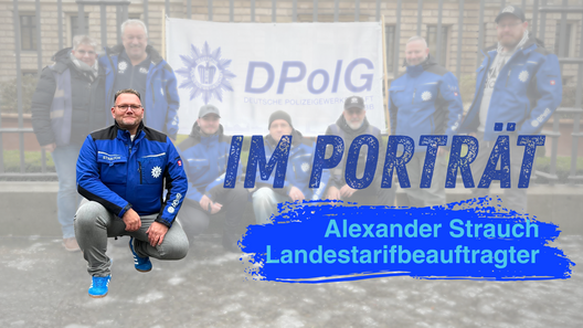 Alexander Strauch, Landestarifbeauftragter der DPolG Berlin, kniet im Vordergrund eines Gruppenfotos mit Mitgliedern der Deutschen Polizeigewerkschaft. Er trägt eine blau-schwarze DPolG-Jacke mit Namensschild. Im Hintergrund sind weitere Gewerkschaftsmitglieder und ein DPolG-Banner zu sehen. Das Titelmotiv trägt die Aufschriften „IM PORTRÄT“ und „Alexander Strauch – Landestarifbeauftragter“.