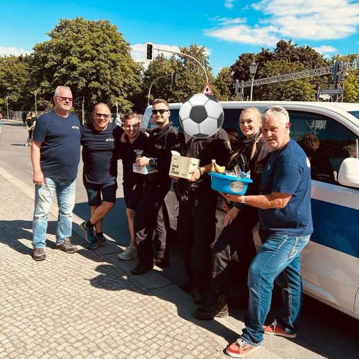 Andreas Dittrich, Erek Mertens, Frank Neumann (v.l.) und Rieke aka Torsten Riekoetter (r.) mit Kolleginnen und Kollegen während der Fußballeuropameisterschaft. Gruppenbild mit Grundversorgung, auch an guter Laune!