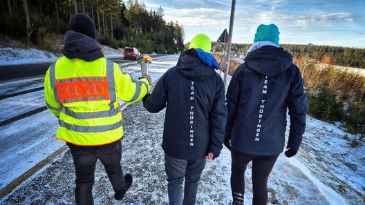 Polizist trägt mit Special Olympics Athleten die Fackel