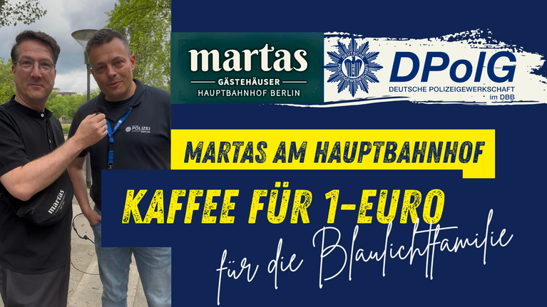 Jens-Martin Krieg von den martas Gästehäusern Hauptbahnhof Berlin und Frank Teichert von der DPolG Berlin stellen die neue Kooperation für die Blaulichtfamilie vor. Mitglieder der DPolG sowie Beschäftigte von Polizei, Feuerwehr und Ordnungsämtern erhalten frisch gerösteten Kaffee aus der martas Kaffeerösterei für 1 Euro.