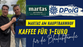 Jens-Martin Krieg von den martas Gästehäusern Hauptbahnhof Berlin und Frank Teichert von der DPolG Berlin stellen die neue Kooperation für die Blaulichtfamilie vor. Mitglieder der DPolG sowie Beschäftigte von Polizei, Feuerwehr und Ordnungsämtern erhalten frisch gerösteten Kaffee aus der martas Kaffeerösterei für 1 Euro.