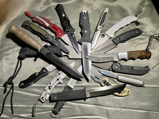 Sind verschiedene Messer, die häufig als Waffen eingesetzt werden,