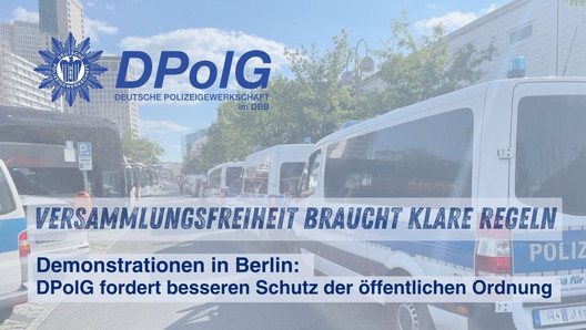 Auf der rechten Bildseite stehen dicht hintereinandergereiht mehrere Einsatzfahrzeuge der Polizei Berlin in einer städtischen Straße. Die Szene wirkt ruhig, aber angespannt und symbolisiert den hohen Personalaufwand bei täglichen Demonstrationen.