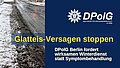 Titelgrafik der DPolG Berlin zum Thema Winterdienst. Links ist eine winterliche Berliner Straße mit Schneeresten und spiegelglatter, nasser Fahrbahn zu sehen. Rechts befindet sich auf blauem Hintergrund das Logo der DPolG (Deutsche Polizeigewerkschaft im dbb). In großer gelber Schrift steht: „Glatteis-Versagen stoppen“. Darunter in weißer Schrift: „DPolG Berlin fordert wirksamen Winterdienst statt Symptombehandlung“.
