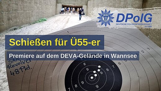 Zielscheibe mit Trefferbild im Vordergrund eines Schießstandes; im Hintergrund üben mehrere Personen das Schießen. Grafiktext: „Schießen für Ü55-er – Premiere auf dem DEVA-Gelände in Wannsee“, daneben das Logo der Deutschen Polizeigewerkschaft (DPolG).