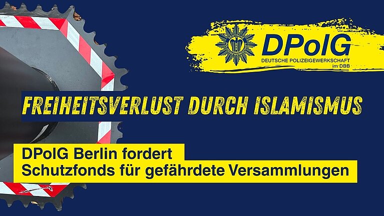 Grafik der DPolG Berlin auf dunkelblauem Hintergrund. Links ist eine mobile Fahrzeugsperre mit rot-weißer Warnmarkierung zu sehen. Rechts oben befindet sich das Logo der Deutschen Polizeigewerkschaft (DPolG). In großen gelben Buchstaben steht „Freiheitsverlust durch Islamismus“. Darunter lautet die Botschaft: „DPolG Berlin fordert Schutzfonds für gefährdete Versammlungen“. Die Grafik thematisiert den Schutz der Versammlungsfreiheit angesichts islamistischer Terrorgefahren.