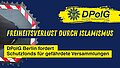Grafik der DPolG Berlin auf dunkelblauem Hintergrund. Links ist eine mobile Fahrzeugsperre mit rot-weißer Warnmarkierung zu sehen. Rechts oben befindet sich das Logo der Deutschen Polizeigewerkschaft (DPolG). In großen gelben Buchstaben steht „Freiheitsverlust durch Islamismus“. Darunter lautet die Botschaft: „DPolG Berlin fordert Schutzfonds für gefährdete Versammlungen“. Die Grafik thematisiert den Schutz der Versammlungsfreiheit angesichts islamistischer Terrorgefahren.