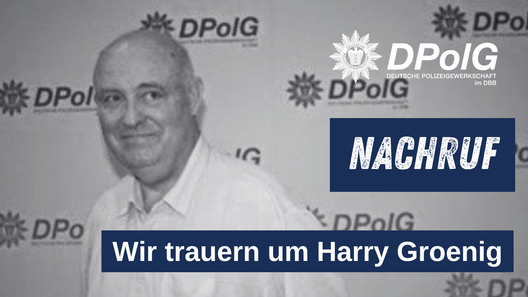 Schwarz-weißes Porträt von Harry Groenig, einem großgewachsenen Mann mit freundlichem, offenem Blick. Er wirkt ruhig und zugewandt, seine Ausstrahlung verbindet Entschlossenheit mit Herzlichkeit. Das Bild vermittelt den Eindruck eines erfahrenen Gewerkschafters, der mit Haltung und Menschlichkeit für seine Überzeugungen einstand.