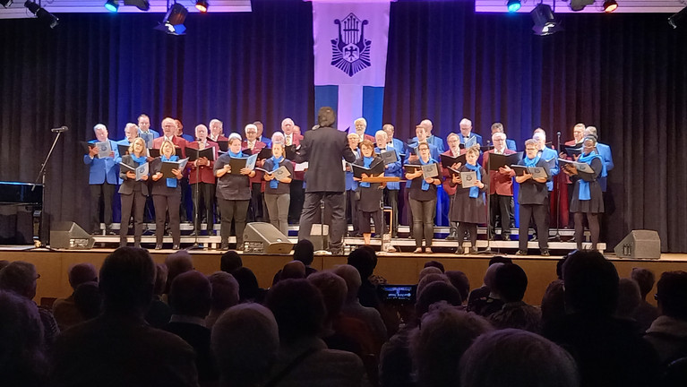 Der Polizeichor auf der Bühne beim Adventskonzert