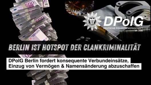 Ausgebreitete Geldscheine/Banknoten neben Tütchen mit Pulver/Tabletten; steht für Geldwäsche und Drogenhandel, typische Deliktfelder der Clankriminalität.