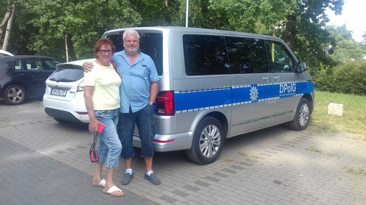 Eheleute Dohrmann auf dem Parkplatz der Freilichtbühne vor dem DPolG Fahrzeug