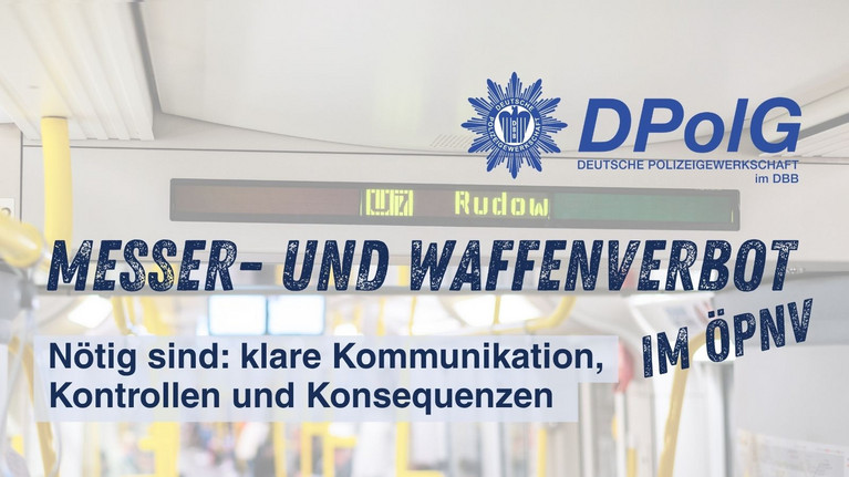 Innenansicht einer Berliner U-Bahn mit leeren Sitzen und Blick auf die Türen – Symbolbild zum Waffen- und Messerverbot im öffentlichen Nahverkehr.