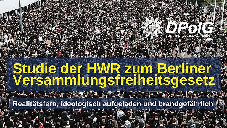 Menschenmenge bei einer Großdemonstration, dicht gedrängt auf einer Straße, viele halten Schilder hoch. Über dem Bild liegt ein Banner der DPolG mit dem Text: „Studie der HWR zum Berliner Versammlungsfreiheitsgesetz – realitätsfern, ideologisch aufgeladen und brandgefährlich“.