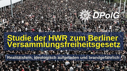 Menschenmenge bei einer Großdemonstration, dicht gedrängt auf einer Straße, viele halten Schilder hoch. Über dem Bild liegt ein Banner der DPolG mit dem Text: „Studie der HWR zum Berliner Versammlungsfreiheitsgesetz – realitätsfern, ideologisch aufgeladen und brandgefährlich“.