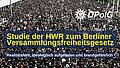 Menschenmenge bei einer Großdemonstration, dicht gedrängt auf einer Straße, viele halten Schilder hoch. Über dem Bild liegt ein Banner der DPolG mit dem Text: „Studie der HWR zum Berliner Versammlungsfreiheitsgesetz – realitätsfern, ideologisch aufgeladen und brandgefährlich“.