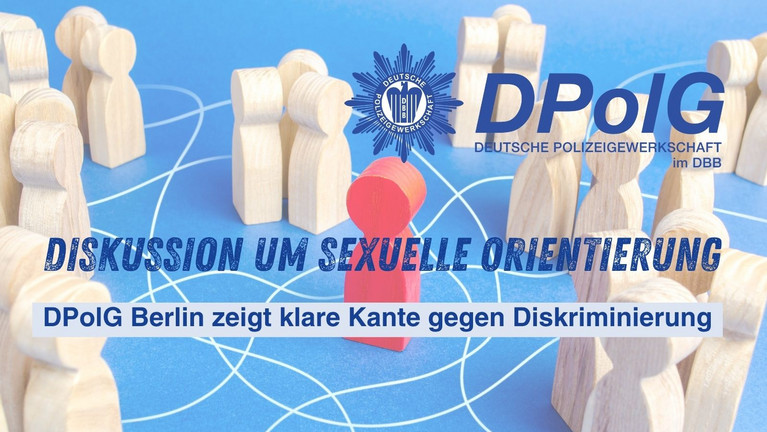 Eine Gruppe von neutral gefärbten Figuren steht im Kreis. Eine einzelne Figur ist rot bemalt und steht sichtbar außerhalb. Das Bild steht für Diskriminierung und Ausgrenzung – Thema der Stellungnahme der DPolG Berlin zur Solidarität mit Menschen, die diskriminiert werden.