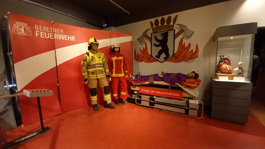 drei Puppen in der Ausstellung im Feuerwehrmuseum