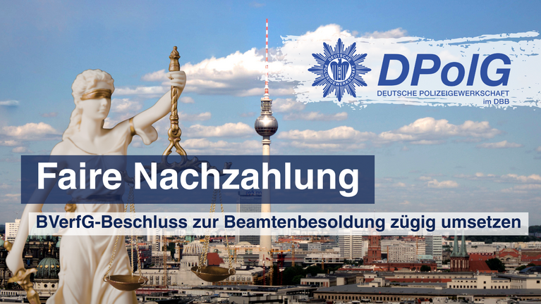 Auf dem Symbolbild sind die stilisierten Umrisse der Berliner Skyline zu sehen, darunter bekannte Gebäude wie der Fernsehturm. Davor steht eine goldene Waage der Justiz, die für Recht und Gerechtigkeit steht. Die Komposition wirkt sachlich und seriös und verbindet Berlin symbolisch mit dem Thema Justiz und Gesetzgebung.