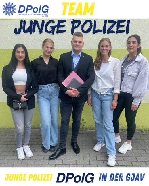 Wir sind stolz auf euch! DPolG-Spitzenkandidat Robin Hermann (Mitte) ist neuer Vorsitzender der Gesamt-Jugend- und Auszubildenden-Vertretung GJAV der Polizei Berlin. Im Bild sind außerdem (von links) vier seiner fünf Stellvertretenden zu sehen: Sophie Chaloupka, Kimberly Kunze, Antonia Manthey und Berfe Çakmak. Der fünfte Stellvertreter ist Julian Fischer. Ebenfalls gewählt: ­Marius Marzolla und Lukas Littler als ordentliche Mitglieder.