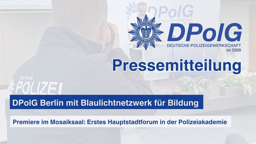 Die DPolG Berlin feiert Premiere. Das erste Hauptstadtforum Blaulichtnetzwerk für Bildung im Mosaiksaal der Polizeiakademie ist ein riesen Erfolg. Neben anderen sprach auch der Personalratsvorsitzende der Direktion 4, Holger Graf. Er steht im Foto auf der Bühne und wird im Foto von einem Mitarbeiter der Landesgeschäftsstelle DPolG Berlin fotografiert.