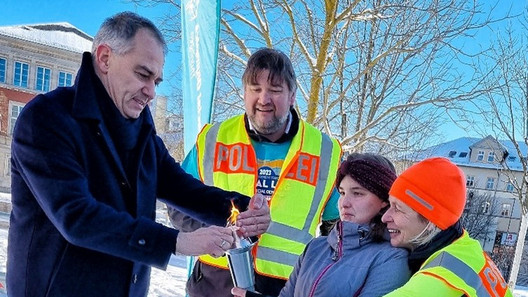 Bürgermeister zündet Fackel an