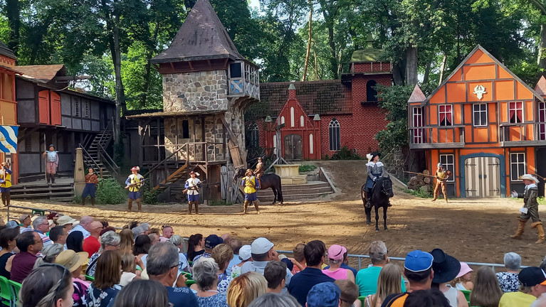 Blick auf Bühne im Freiluftspektakel "Verraten und verkauft" in Waren an der Müritz
